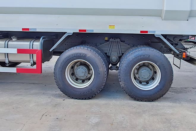 Новый Самосвал для транспортировки сыпучих материалов SINOTRUK Howo 8x4 Tipper Truck for Sale in Guinea: фото 6