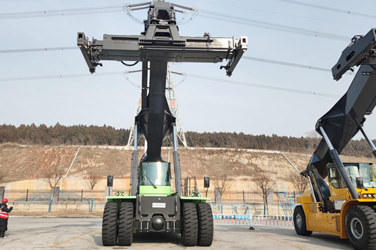 XCMG Reach Stacker Price for Sale in Guyana - Контейнерный погрузчик: фото 1 XCMG Reach Stacker Price for Sale in Guyana - Контейнерный погрузчик: фото 1