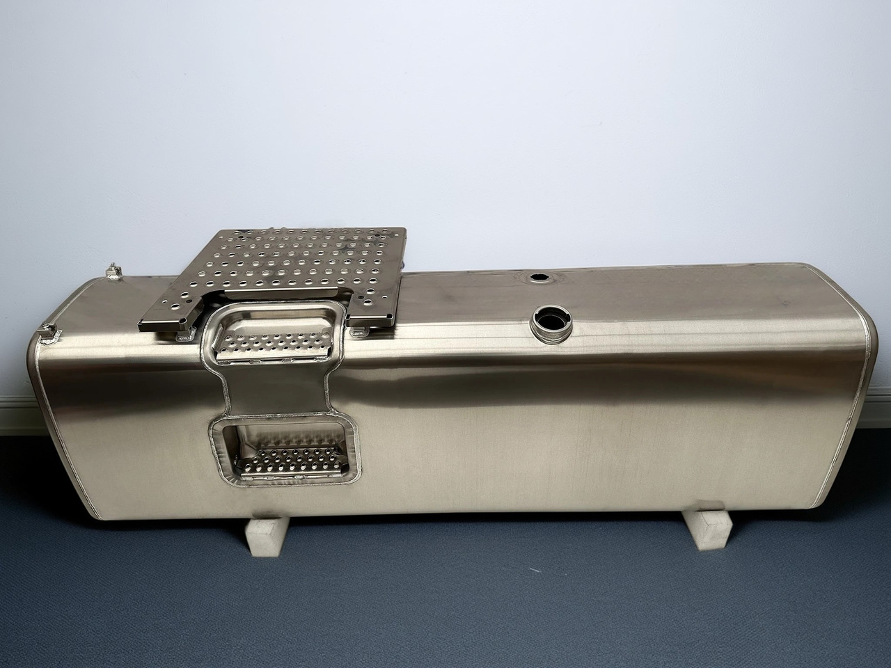 VOLVO - Топливный бак: фото 1 VOLVO - Топливный бак: фото 1