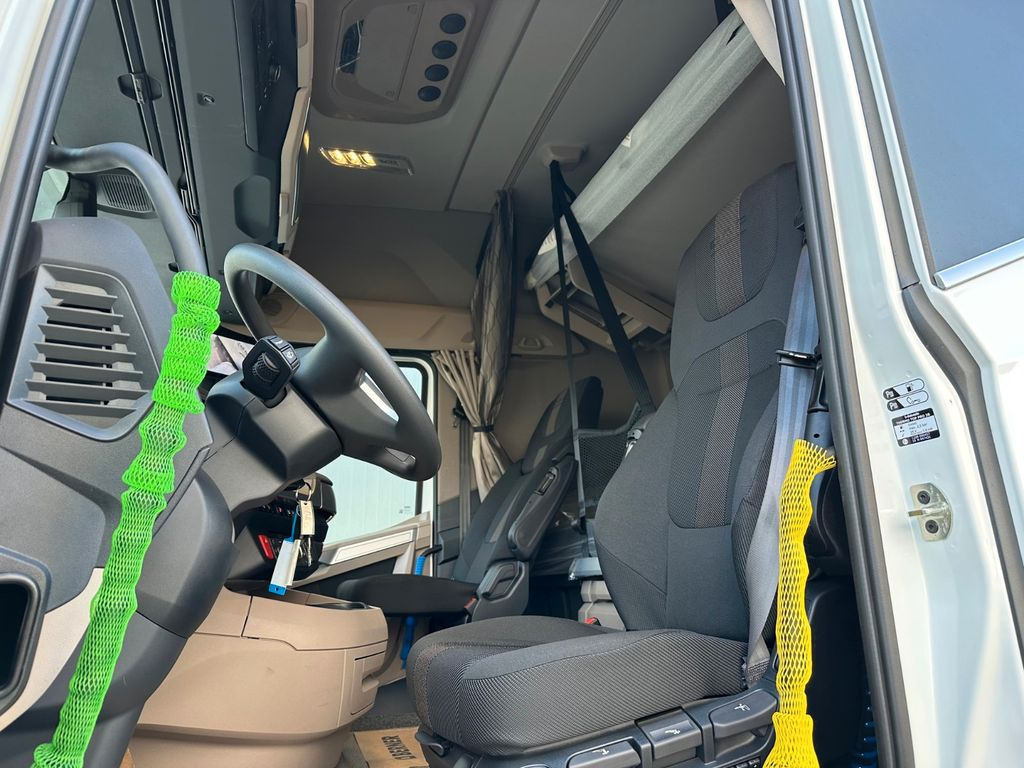 DAF XG 530 Retarder Standklima 3 Jahre Garantie DAF XG 530 Retarder Standklima 3 Jahre Garantie - Тягач: фото 5 DAF XG 530 Retarder Standklima 3 Jahre Garantie DAF XG 530 Retarder Standklima 3 Jahre Garantie - Тягач: фото 5