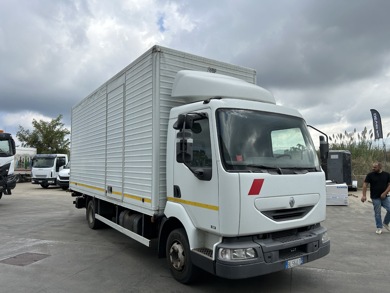 RENAULT Midlum 180 con furgonatarura e sponda - Грузовик с закрытым кузовом: фото 2 RENAULT Midlum 180 con furgonatarura e sponda - Грузовик с закрытым кузовом: фото 2