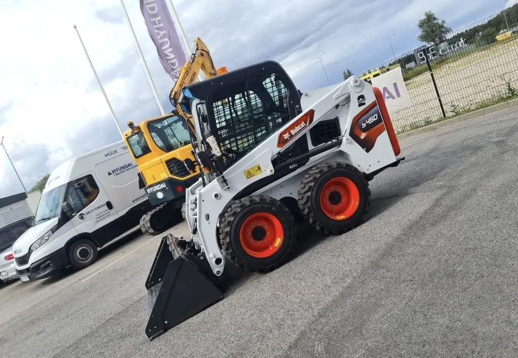 BOBCAT S450 - Мини-погрузчик с бортовым поворотом: фото 1 BOBCAT S450 - Мини-погрузчик с бортовым поворотом: фото 1