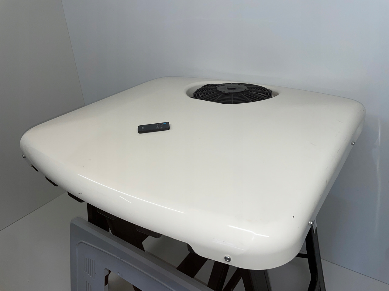 KLIMATYZACJA POSTOJOWA PILOT SLIMCOOL FACTORY PREP DAF SCANIA MC1507523 - Компрессор кондиционера для Грузовиков: фото 3 KLIMATYZACJA POSTOJOWA PILOT SLIMCOOL FACTORY PREP DAF SCANIA MC1507523 - Компрессор кондиционера для Грузовиков: фото 3