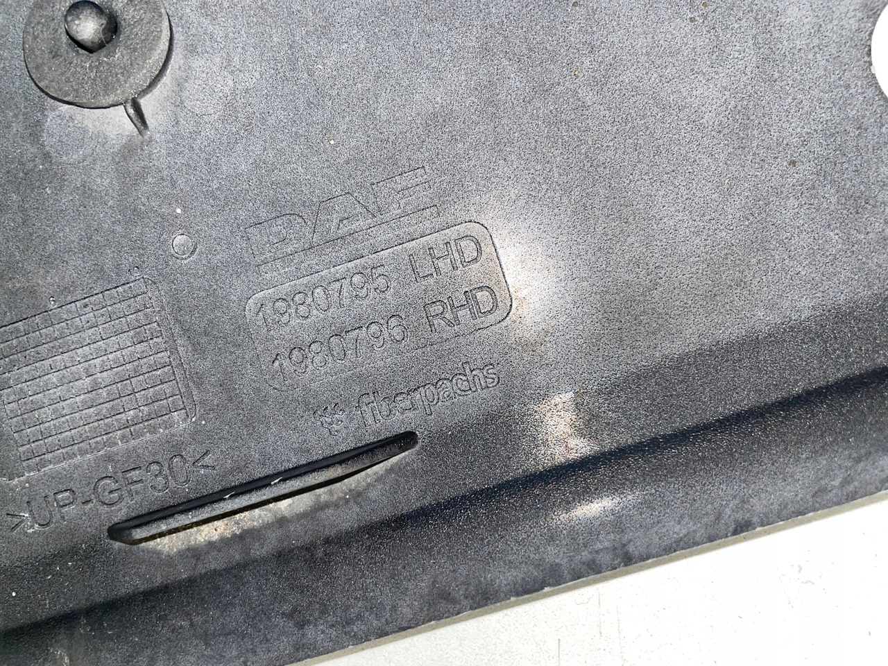 PODSZYBIE OSŁONA MASKOWNICA DAF CF 1980795 - Ветровое стекло для Грузовиков: фото 5 PODSZYBIE OSŁONA MASKOWNICA DAF CF 1980795 - Ветровое стекло для Грузовиков: фото 5