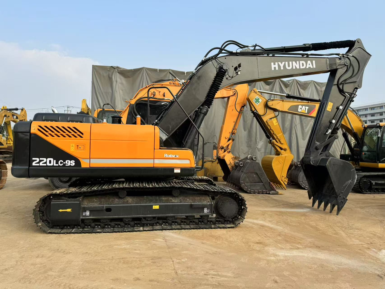 HYUNDAI R220LC-9S - Гусеничный экскаватор: фото 2 HYUNDAI R220LC-9S - Гусеничный экскаватор: фото 2