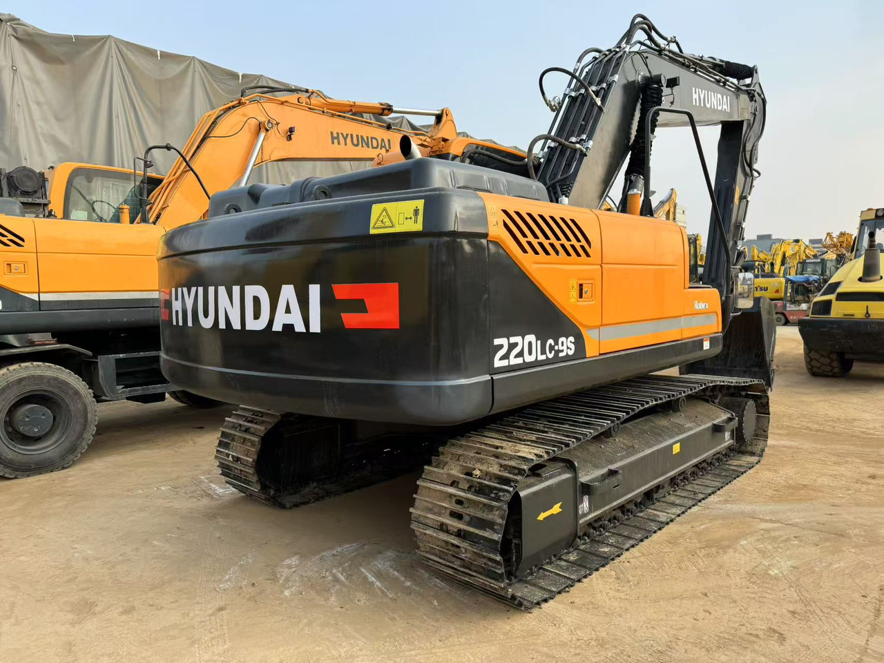 HYUNDAI R220LC-9S - Гусеничный экскаватор: фото 1 HYUNDAI R220LC-9S - Гусеничный экскаватор: фото 1