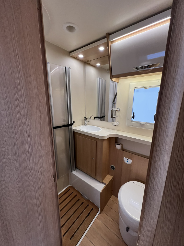 FORSTER T 699 EB Hubbett - Markise - Fahrradtr. - Полуинтегрированный автодом: фото 5 FORSTER T 699 EB Hubbett - Markise - Fahrradtr. - Полуинтегрированный автодом: фото 5