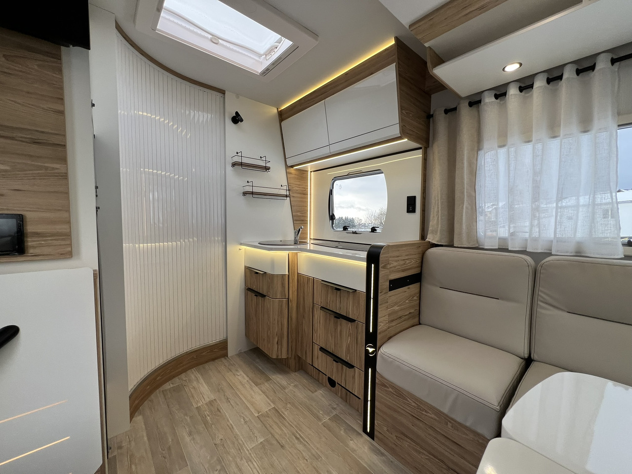 Pilote Pacific P696D Hubbett - Solar - Markise - Полуинтегрированный автодом: фото 5 Pilote Pacific P696D Hubbett - Solar - Markise - Полуинтегрированный автодом: фото 5