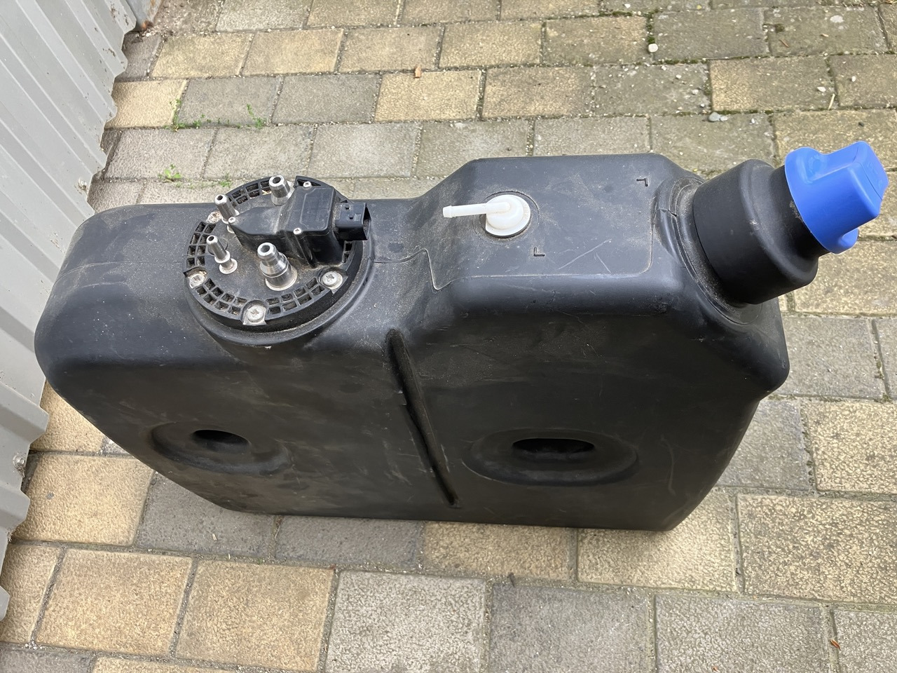 MERCEDES-BENZ A9674700915 (A9674700815) - Бак для AdBlue для Грузовиков: фото 5 MERCEDES-BENZ A9674700915 (A9674700815) - Бак для AdBlue для Грузовиков: фото 5