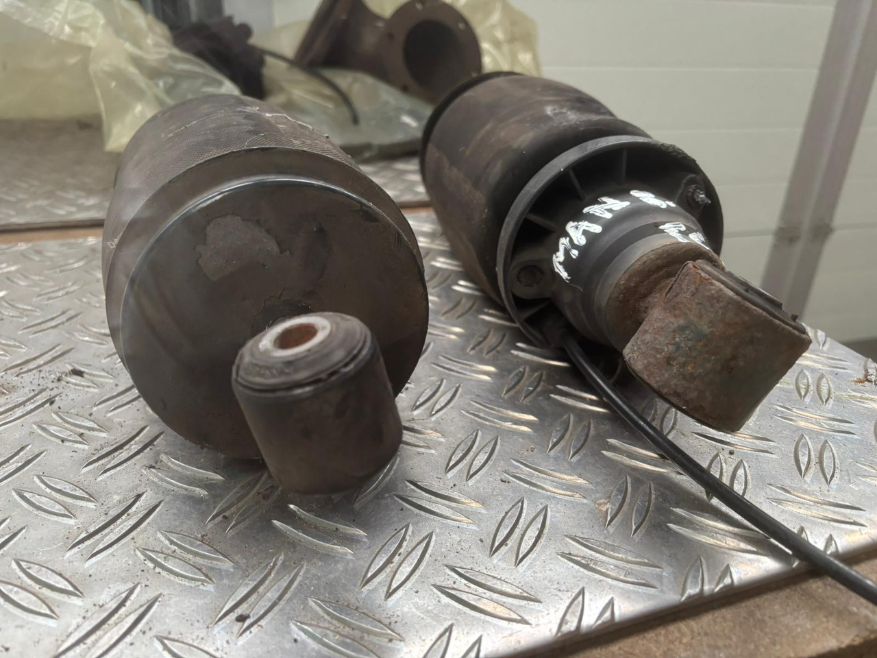 Gebrauchte Luftbälge MAN 8.180, Artikel - Nr. : 81.9999 - 9999 - Подвеска кабины для Грузовиков: фото 1 Gebrauchte Luftbälge MAN 8.180, Artikel - Nr. : 81.9999 - 9999 - Подвеска кабины для Грузовиков: фото 1