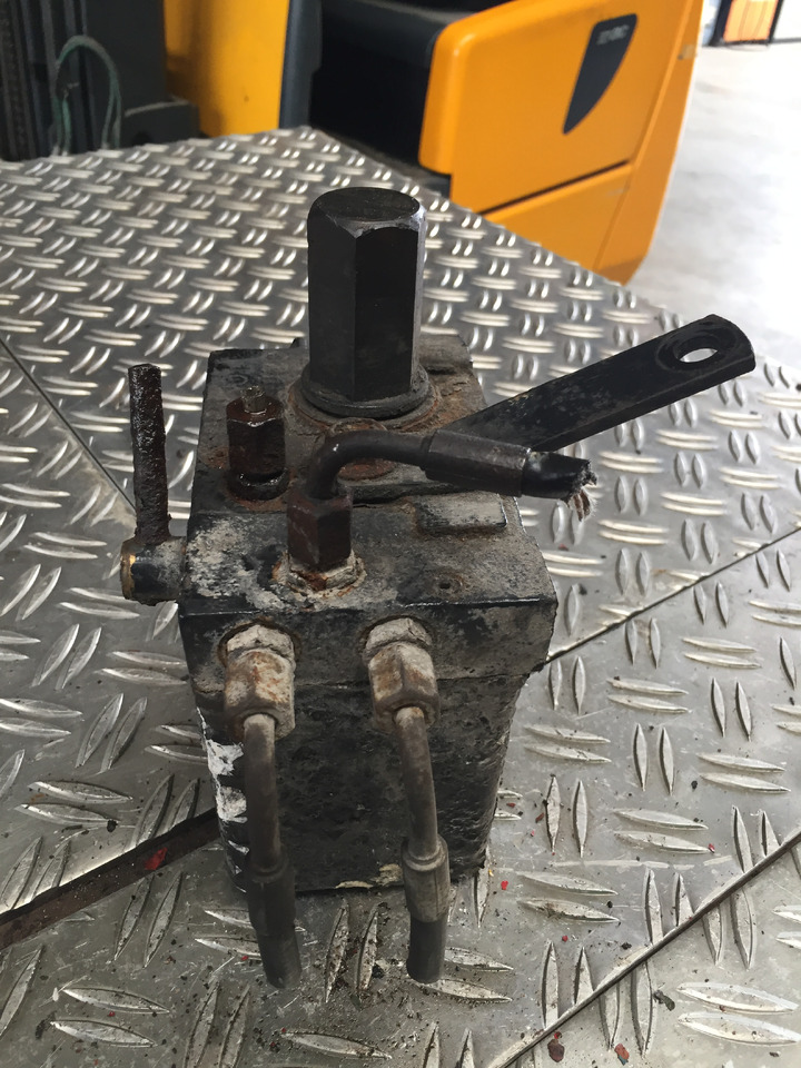 Gebrauchtes Elektr. - Hydr. Fahrerhaus Kippventil, MAN TGX 26.480, Artikel - Nr. : 81.9999 - 9999 - Гидравлический клапан для Грузовиков: фото 5 Gebrauchtes Elektr. - Hydr. Fahrerhaus Kippventil, MAN TGX 26.480, Artikel - Nr. : 81.9999 - 9999 - Гидравлический клапан для Грузовиков: фото 5