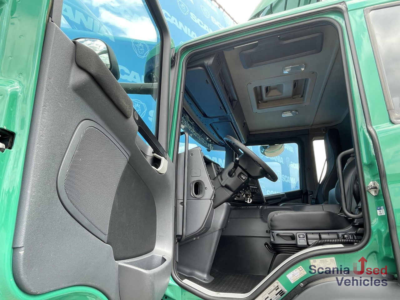 SCANIA P 320 DB6x2*4MNB RETARDER FULL AIR 8T TAIL LIFT 2T - Грузовик с закрытым кузовом: фото 4 SCANIA P 320 DB6x2*4MNB RETARDER FULL AIR 8T TAIL LIFT 2T - Грузовик с закрытым кузовом: фото 4