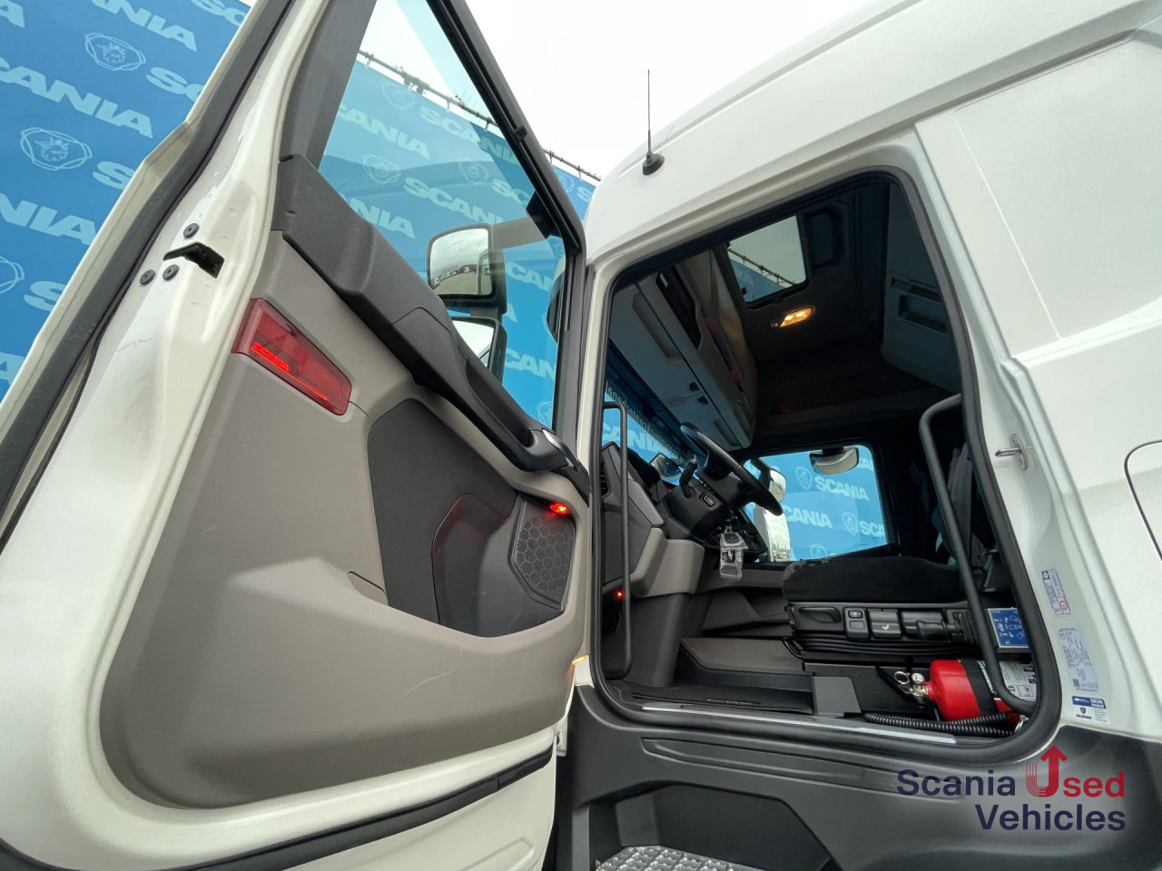 SCANIA R 450 A4x2NB RETARDER DIFF-L FULL AIR HYDRO 8T - Тягач: фото 4 SCANIA R 450 A4x2NB RETARDER DIFF-L FULL AIR HYDRO 8T - Тягач: фото 4