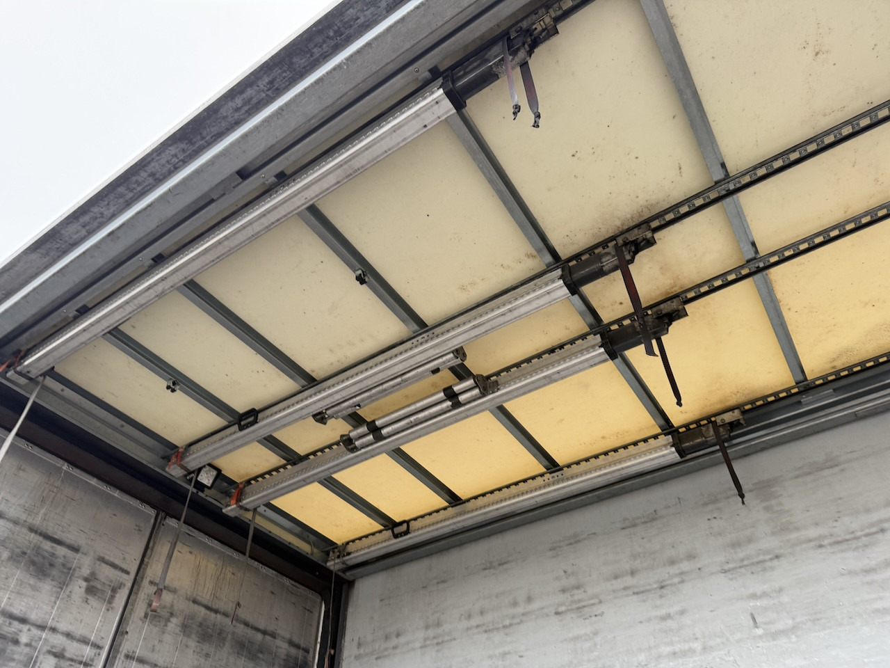 Грузовик с закрытым кузовом Scania R 450 6x2 Geränkezug + Orten Anhänger: фото 14