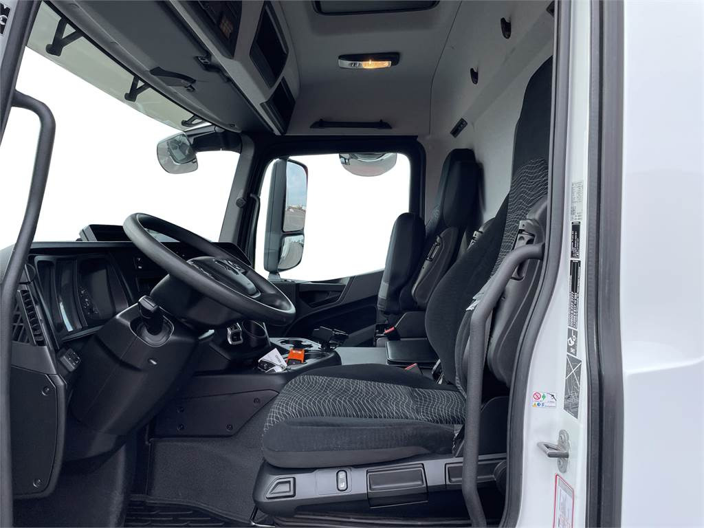 Фото интерьера 1: Изотермический грузовик Mercedes-Benz Actros 1827 4x2 8,7m KSA+PL