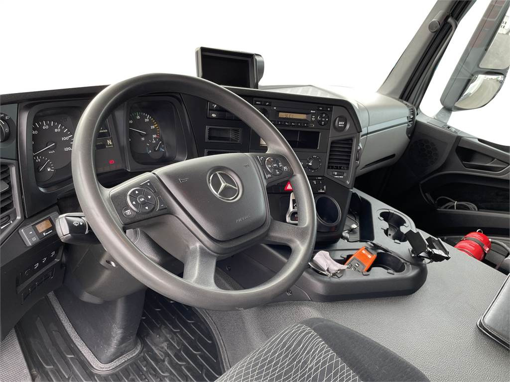Фото интерьера 2: Изотермический грузовик Mercedes-Benz Actros 1827 4x2 8,7m KSA+PL