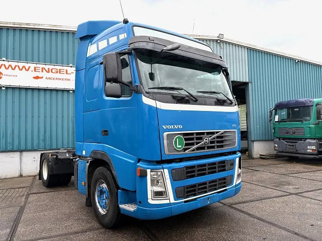 Volvo FH 400 GLOBETROTTER (VIN: 7B446149 / I-SHIFT / ADR-VLG / AIRCONDITIONING / COMPLETE SPOILERSET ON CABIN) - Тягач: фото 2 Volvo FH 400 GLOBETROTTER (VIN: 7B446149 / I-SHIFT / ADR-VLG / AIRCONDITIONING / COMPLETE SPOILERSET ON CABIN) - Тягач: фото 2