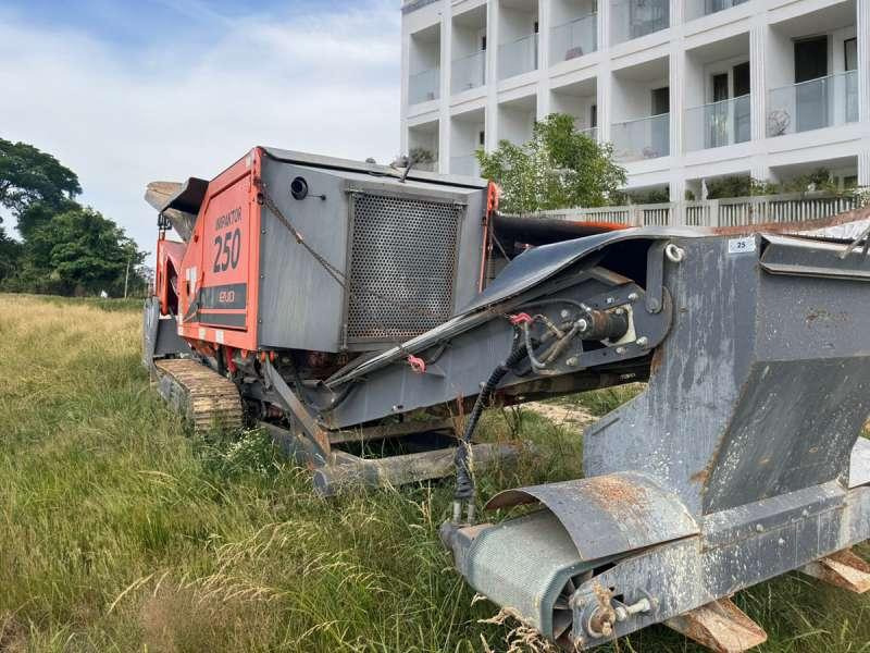 ARJES IMPAKTOR 250 EVO + crible embarqué - Навесное оборудование: фото 5 ARJES IMPAKTOR 250 EVO + crible embarqué - Навесное оборудование: фото 5
