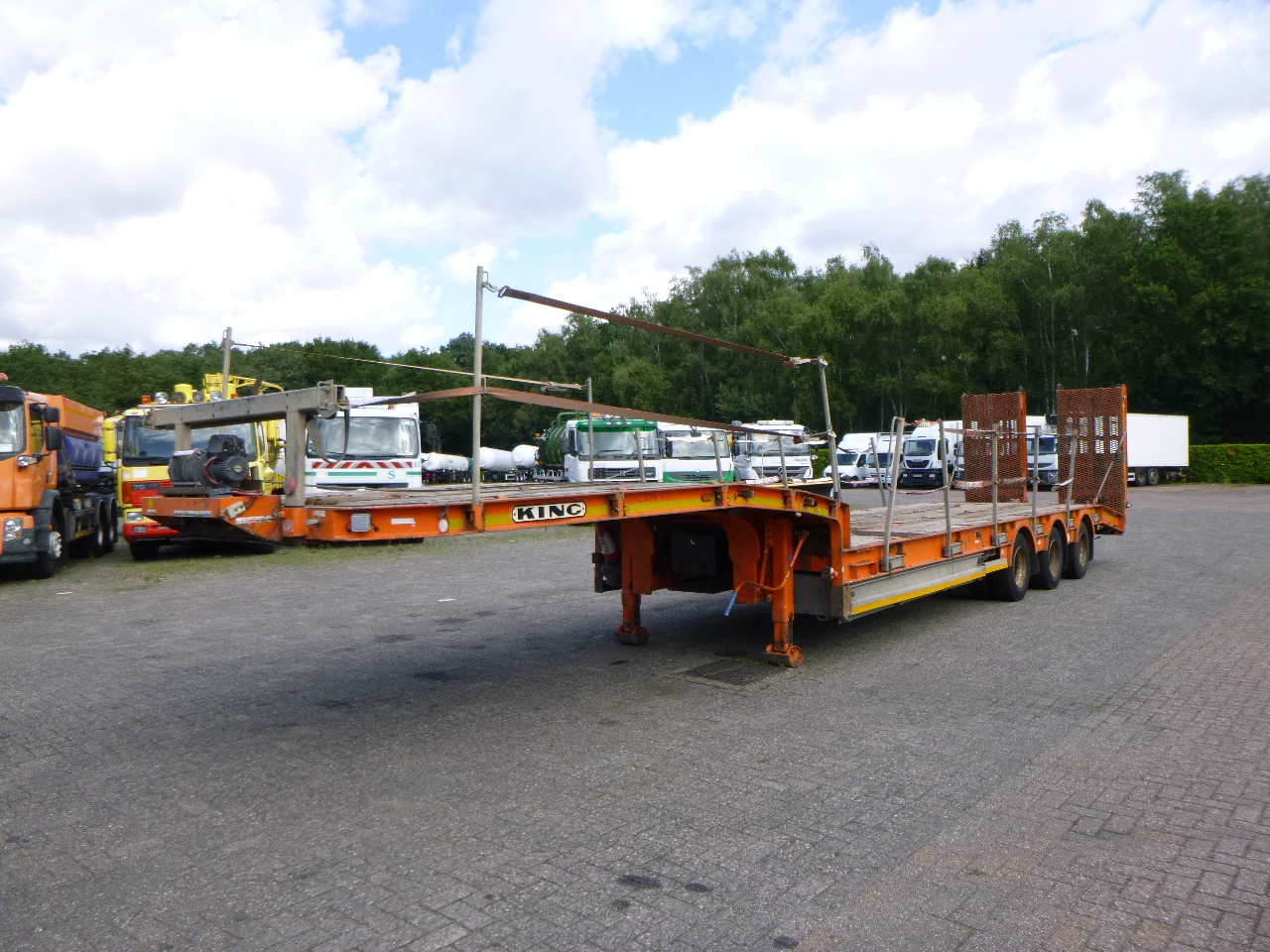 Низкорамный полуприцеп King 3-axle semi-lowbed trailer 44T + ramps: фото 1