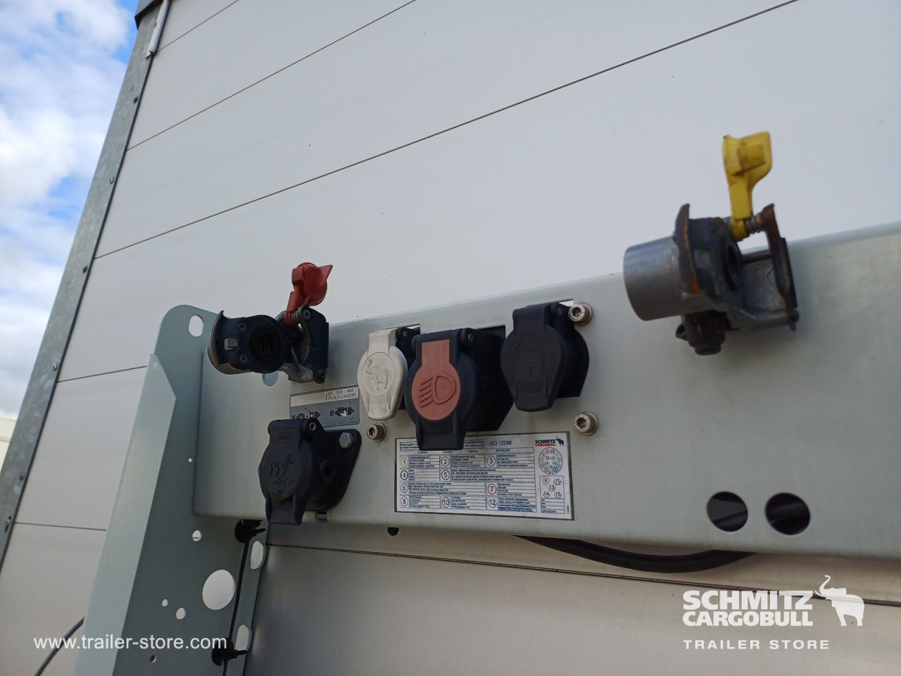 SCHMITZ Curtainsider Standard - Тентованный полуприцеп: фото 2 SCHMITZ Curtainsider Standard - Тентованный полуприцеп: фото 2
