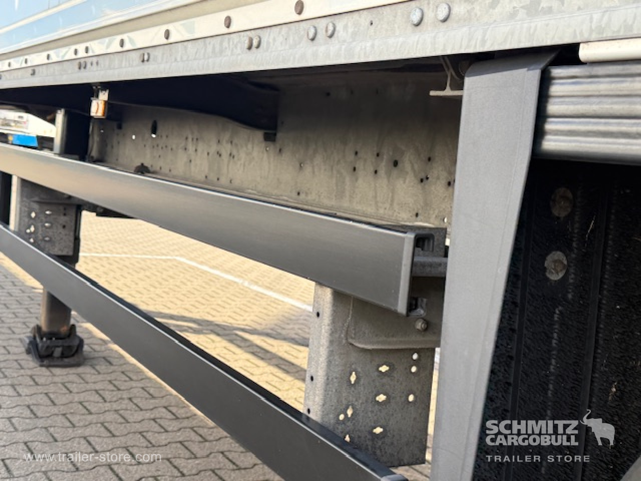 SCHMITZ Oplegger Kasten Standard Taillift - Полуприцеп-фургон: фото 4 SCHMITZ Oplegger Kasten Standard Taillift - Полуприцеп-фургон: фото 4