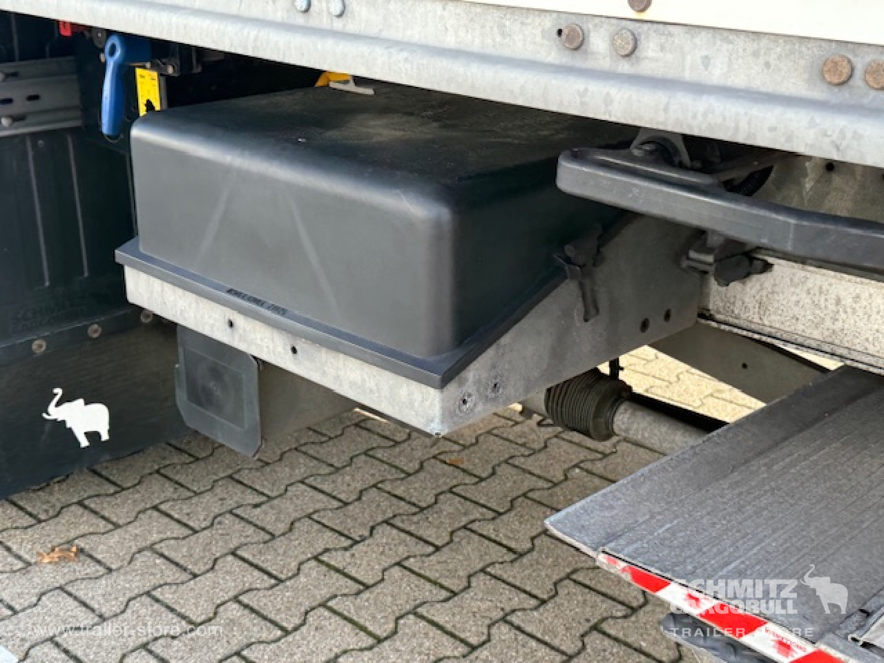 SCHMITZ Oplegger Kasten Standard Taillift - Полуприцеп-фургон: фото 2 SCHMITZ Oplegger Kasten Standard Taillift - Полуприцеп-фургон: фото 2