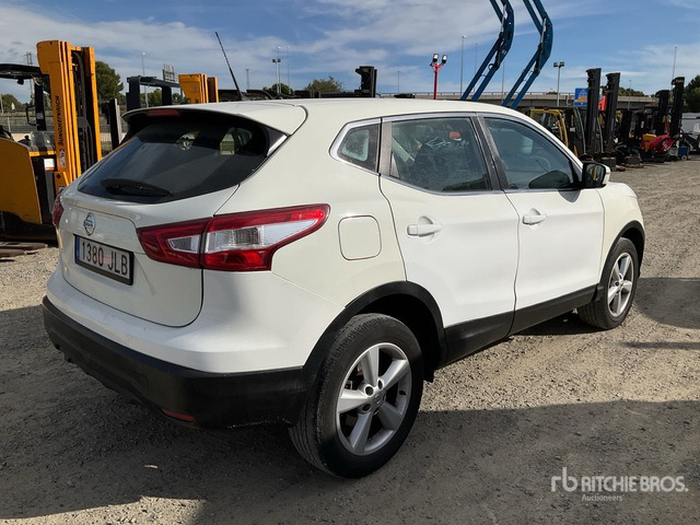 2015 Nissan Qashqai 4WD SUV - Внедорожник: фото 4 2015 Nissan Qashqai 4WD SUV - Внедорожник: фото 4