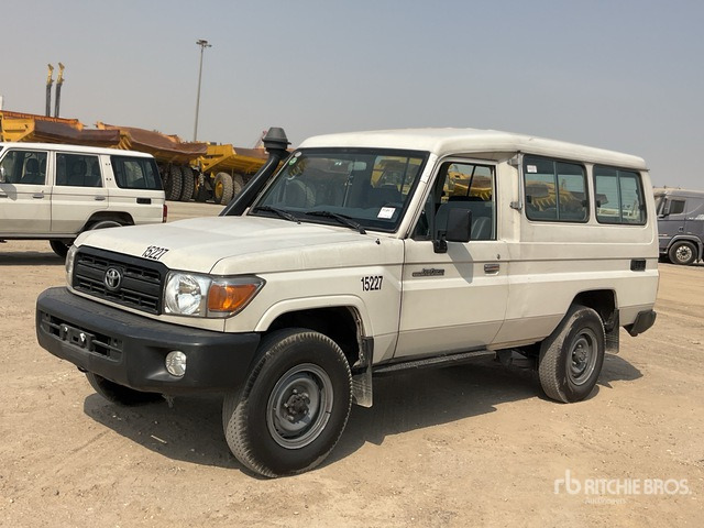 2013 Toyota Land Cruiser 78L 4x4 SUV - Внедорожник: фото 2 2013 Toyota Land Cruiser 78L 4x4 SUV - Внедорожник: фото 2