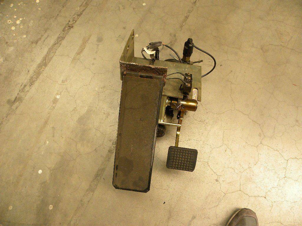 Foot console with gas and brake pedal - Педаль для Погрузочно-разгрузочной техники: фото 2 Foot console with gas and brake pedal - Педаль для Погрузочно-разгрузочной техники: фото 2