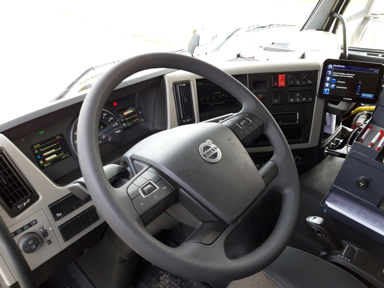 Грузовик-цистерна VOLVO FM: фото 13