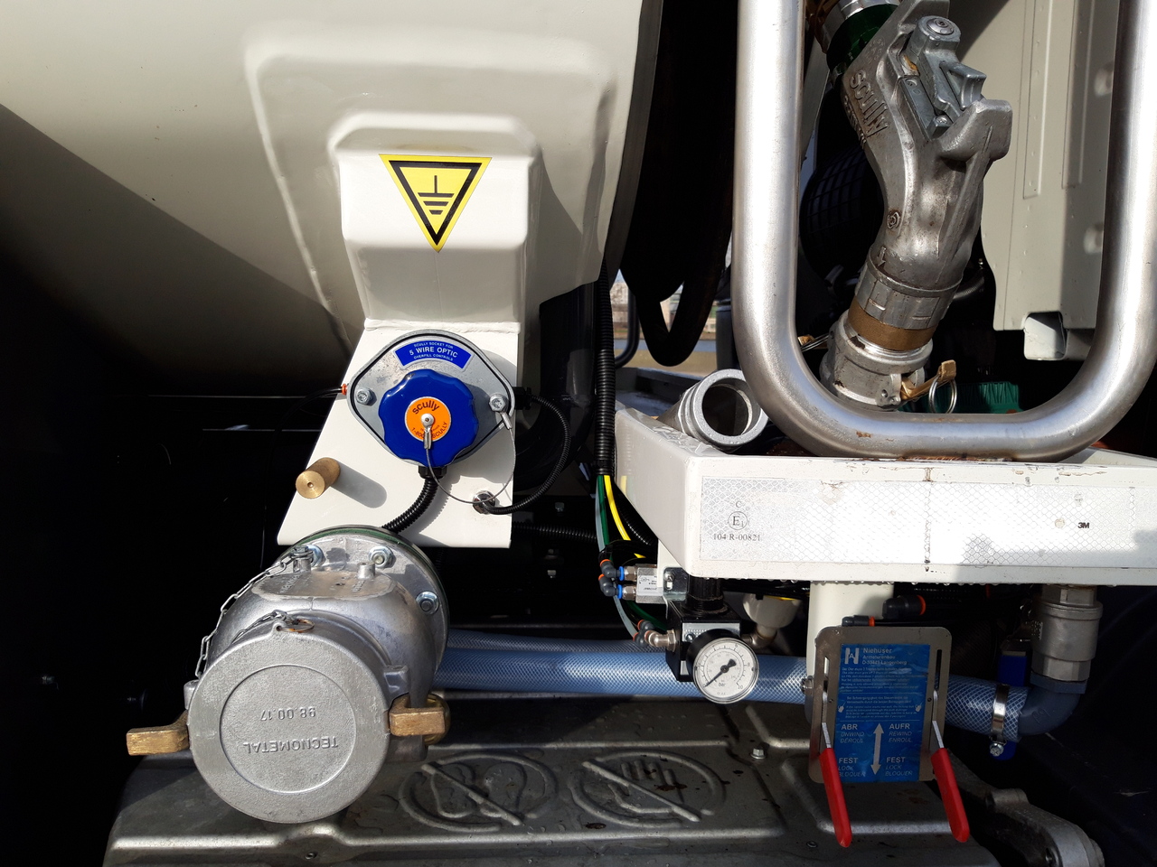 Грузовик-цистерна VOLVO FM: фото 9