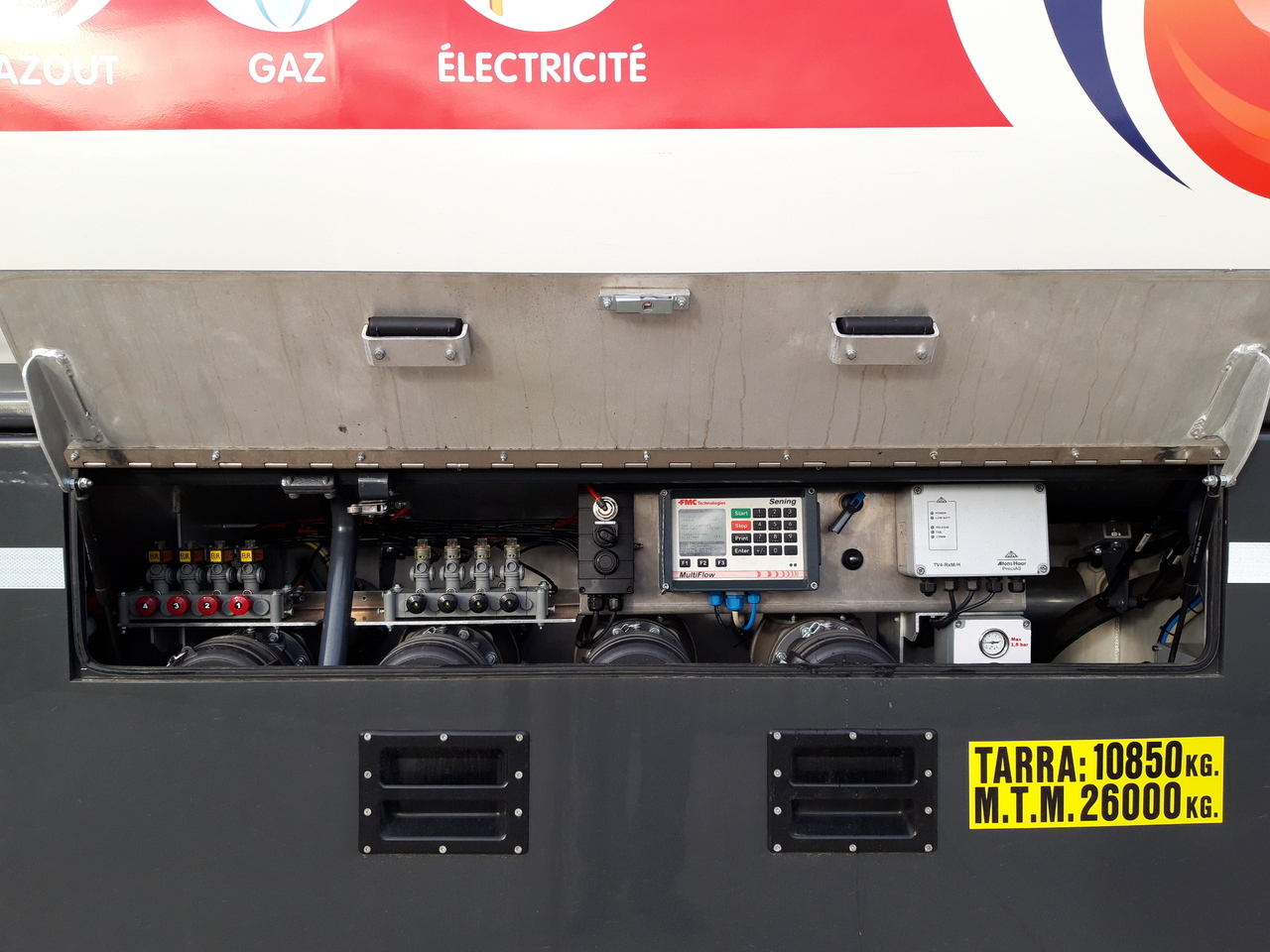 Грузовик-цистерна VOLVO FM: фото 20