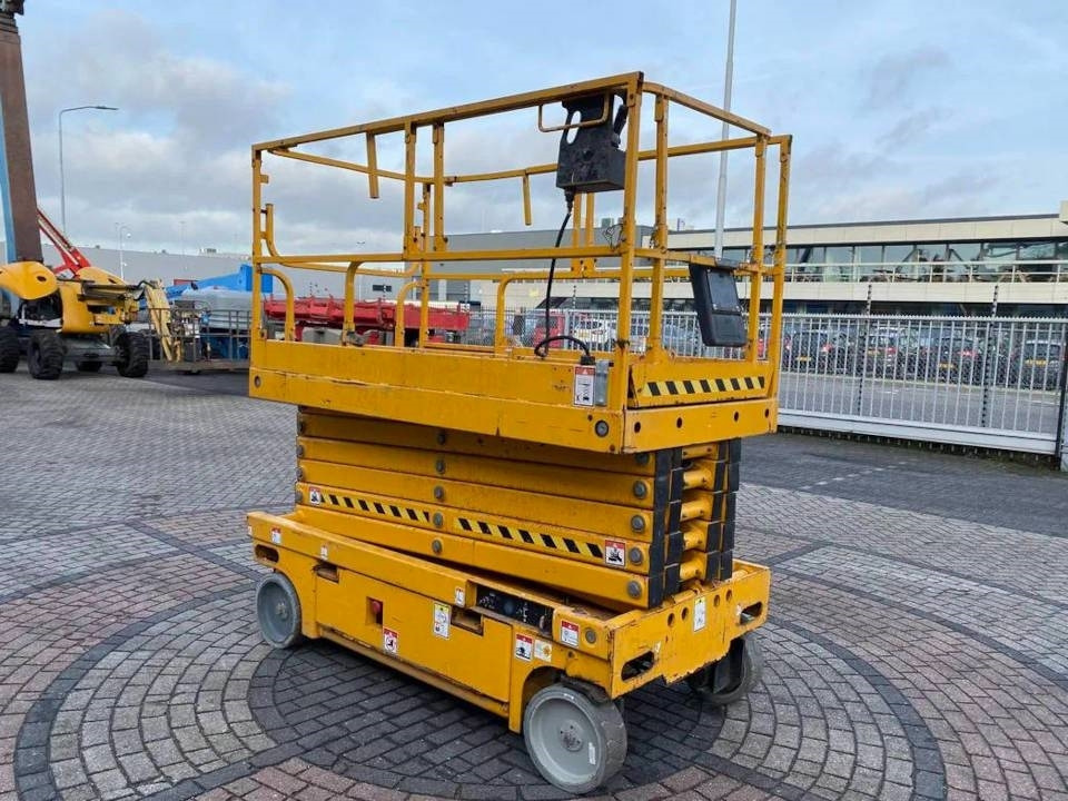 Haulotte Compact 14 - Ножничный подъемник: фото 1 Haulotte Compact 14 - Ножничный подъемник: фото 1