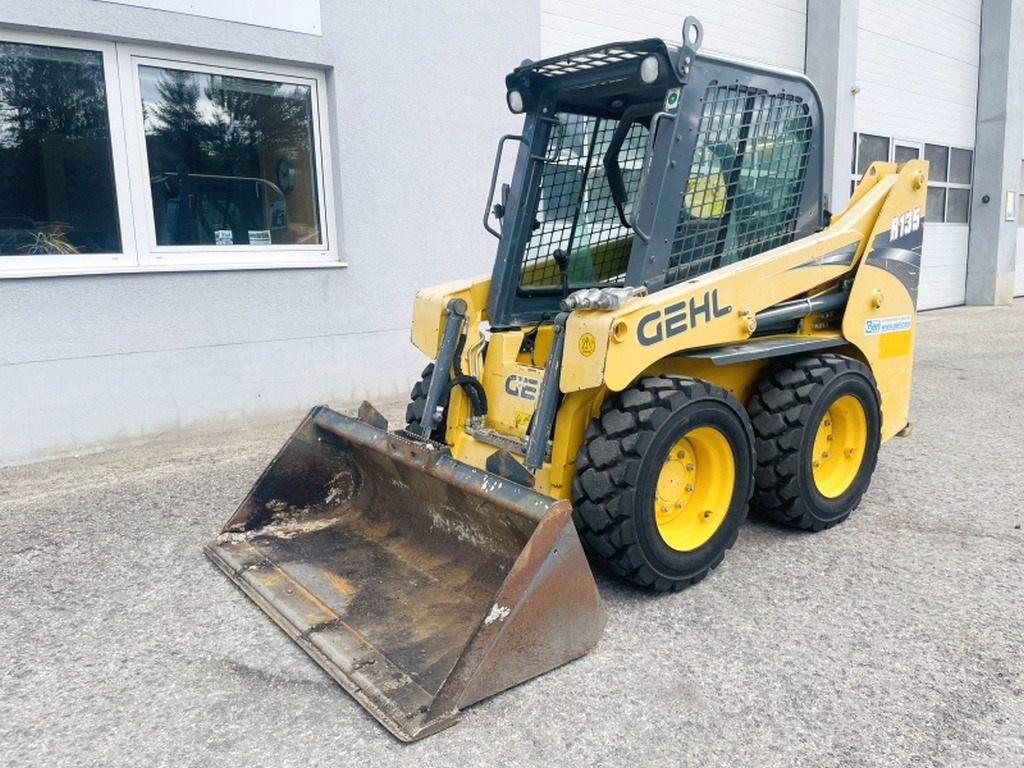 Gehl R135 (4068) - Мини-погрузчик с бортовым поворотом: фото 4 Gehl R135 (4068) - Мини-погрузчик с бортовым поворотом: фото 4