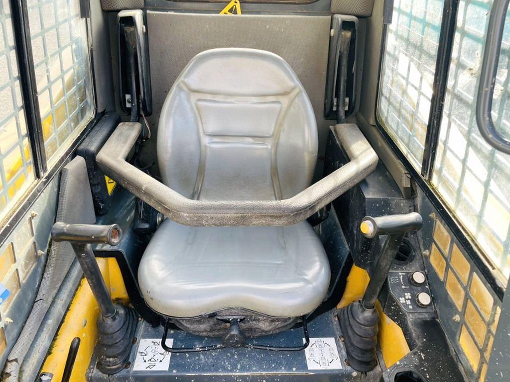 Gehl SL4240 (4090) - Мини-погрузчик с бортовым поворотом: фото 5 Gehl SL4240 (4090) - Мини-погрузчик с бортовым поворотом: фото 5