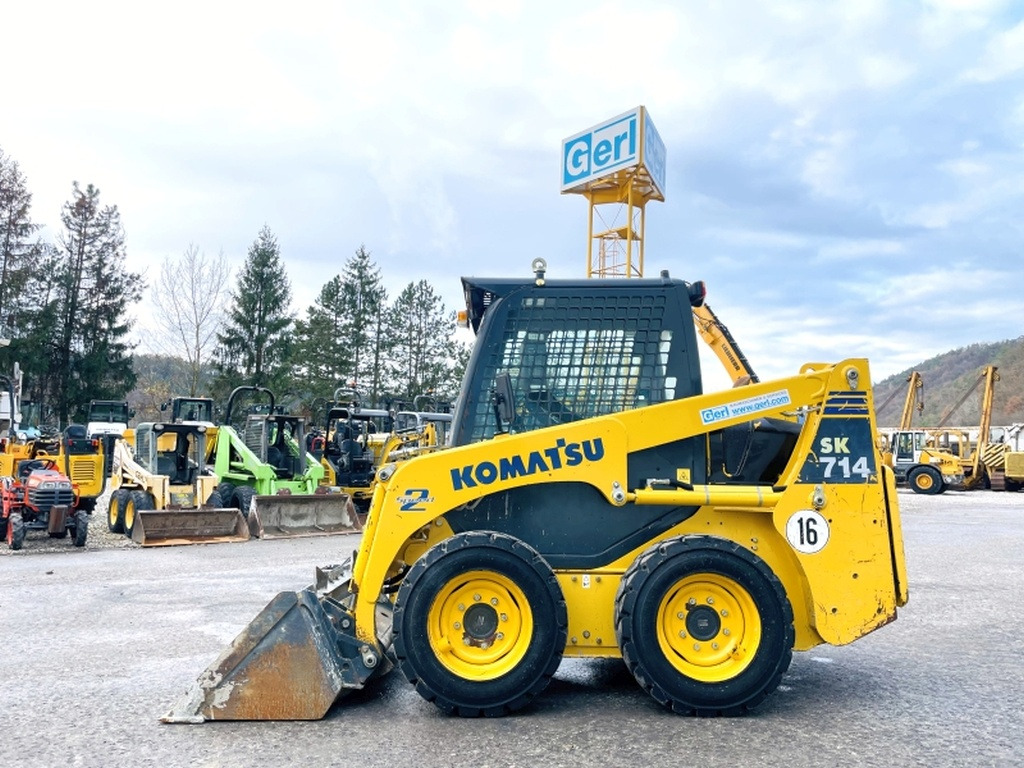 Komatsu SK714 (3906) - Мини-погрузчик с бортовым поворотом: фото 1 Komatsu SK714 (3906) - Мини-погрузчик с бортовым поворотом: фото 1