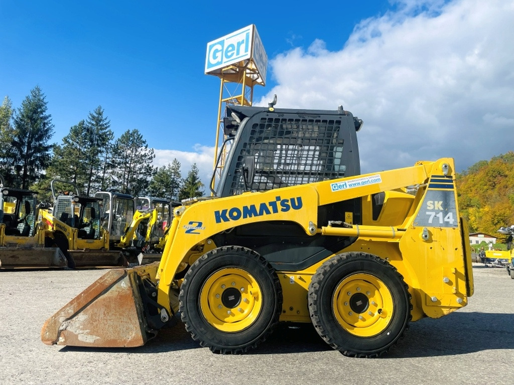 Komatsu SK714 (4077) - Мини-погрузчик с бортовым поворотом: фото 1 Komatsu SK714 (4077) - Мини-погрузчик с бортовым поворотом: фото 1