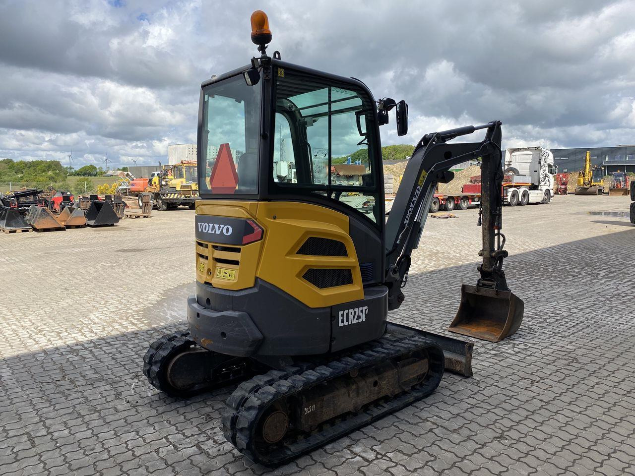 Volvo ECR25 - Мини-экскаватор: фото 4 Volvo ECR25 - Мини-экскаватор: фото 4