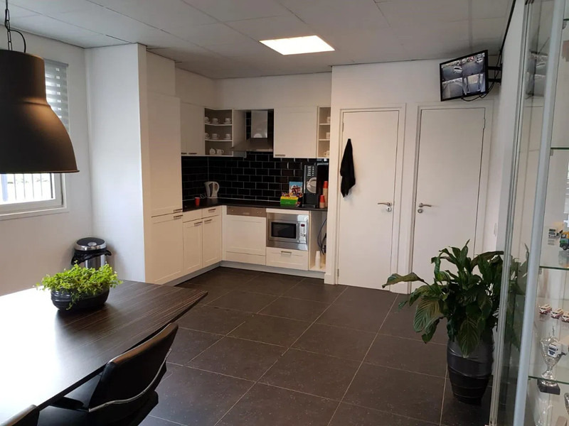 Bosch 100M2 COMPLETE OFFICE UNIT, FOTOS BEFORE AND AFTER / 2OFFICE + TOILET + KITCHEN + KANTOOR - Оборудование для гаражей/ Мастерских: фото 5 Bosch 100M2 COMPLETE OFFICE UNIT, FOTOS BEFORE AND AFTER / 2OFFICE + TOILET + KITCHEN + KANTOOR - Оборудование для гаражей/ Мастерских: фото 5