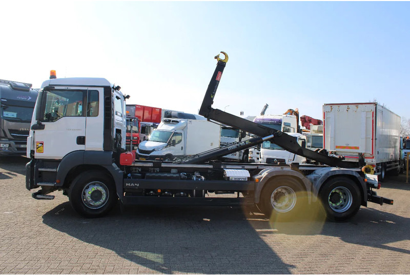 MAN TGS 28.460 + 6X2 + EURO 6 + 9PC IN STOCK - Крюковой мультилифт: фото 4 MAN TGS 28.460 + 6X2 + EURO 6 + 9PC IN STOCK - Крюковой мультилифт: фото 4