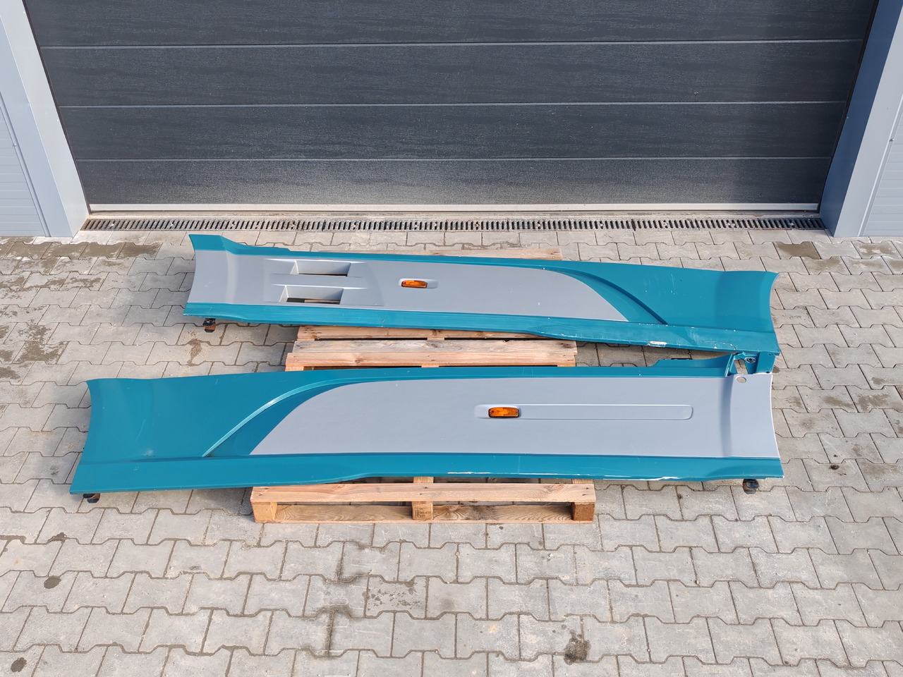 DAF XF106 EURO 6 / SIDE SPOILERS SET - Аэродинамика/ Спойлеры: фото 2 DAF XF106 EURO 6 / SIDE SPOILERS SET - Аэродинамика/ Спойлеры: фото 2