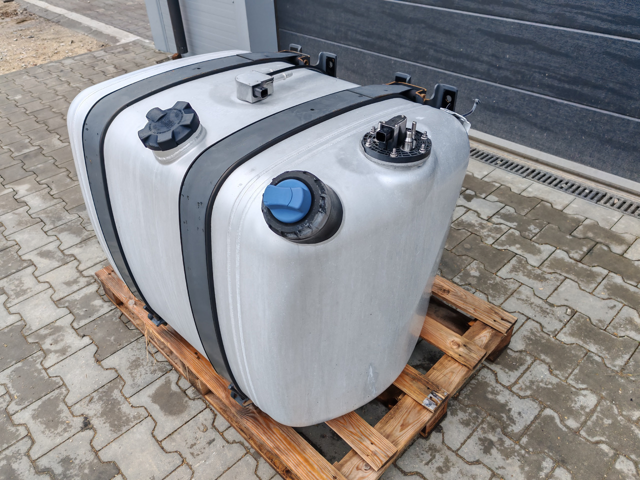 MERCEDES-BENZ ACTROS MP4 / FUEL & ADBLUE TANK / 300L - Топливный бак: фото 4 MERCEDES-BENZ ACTROS MP4 / FUEL & ADBLUE TANK / 300L - Топливный бак: фото 4