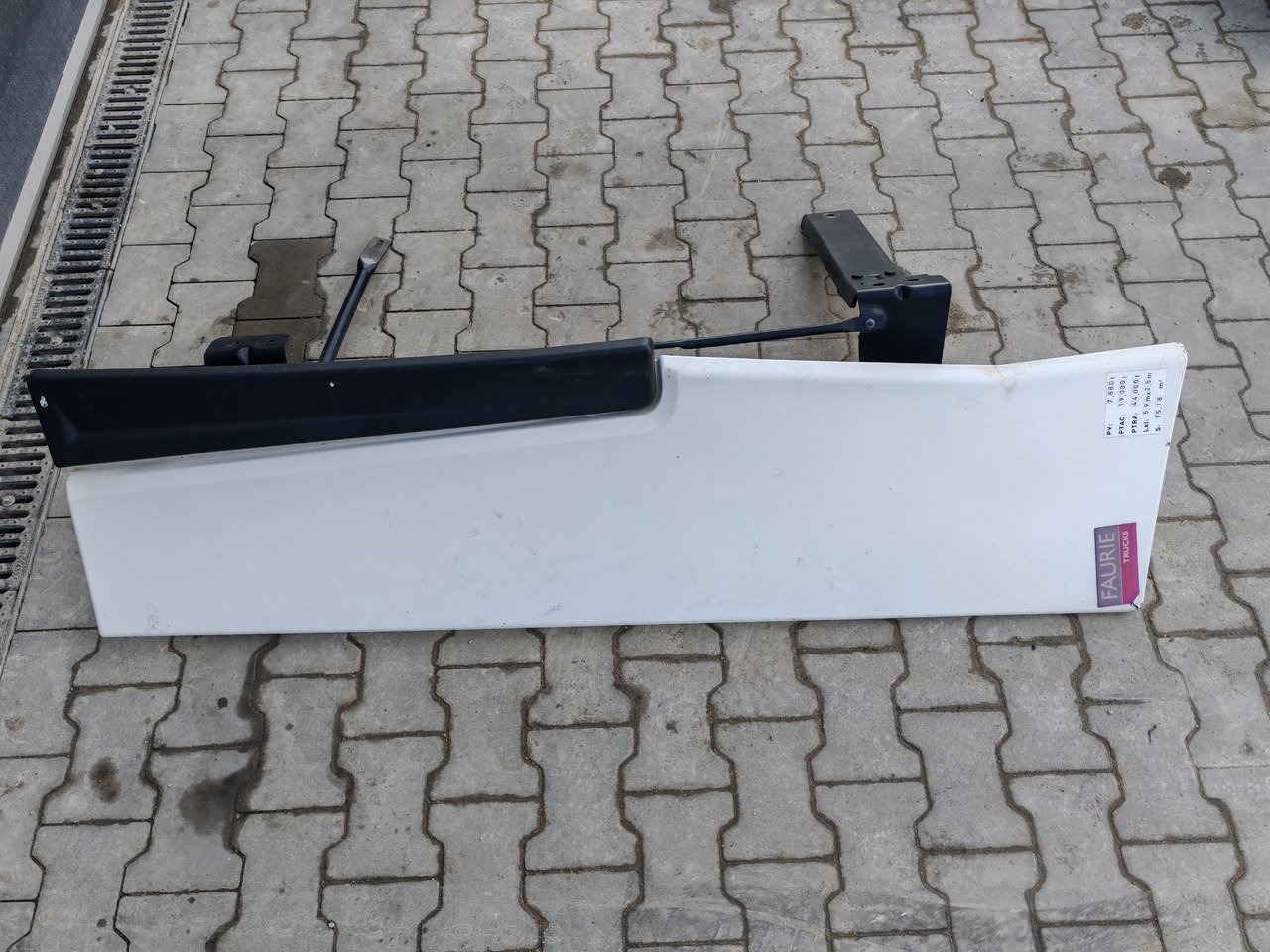 RENAULT RANGE T EURO 6 / HIGH CAB / RIGHT SPOILER - Аэродинамика/ Спойлеры: фото 3 RENAULT RANGE T EURO 6 / HIGH CAB / RIGHT SPOILER - Аэродинамика/ Спойлеры: фото 3