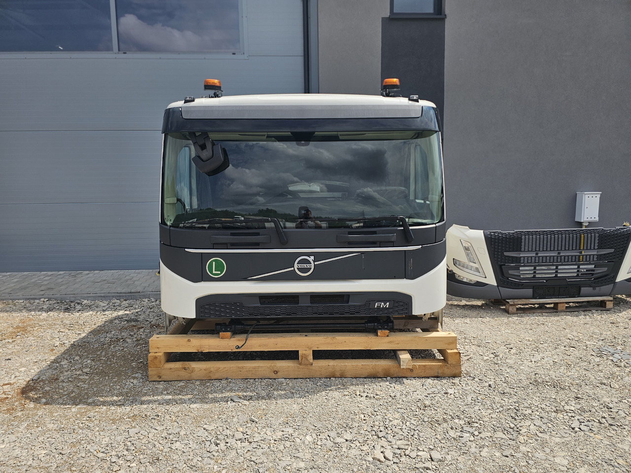 VOLVO FM5 LOW ROOF / L2 H1 / COMPLETE CAB / 2022 - Кабина: фото 3 VOLVO FM5 LOW ROOF / L2 H1 / COMPLETE CAB / 2022 - Кабина: фото 3