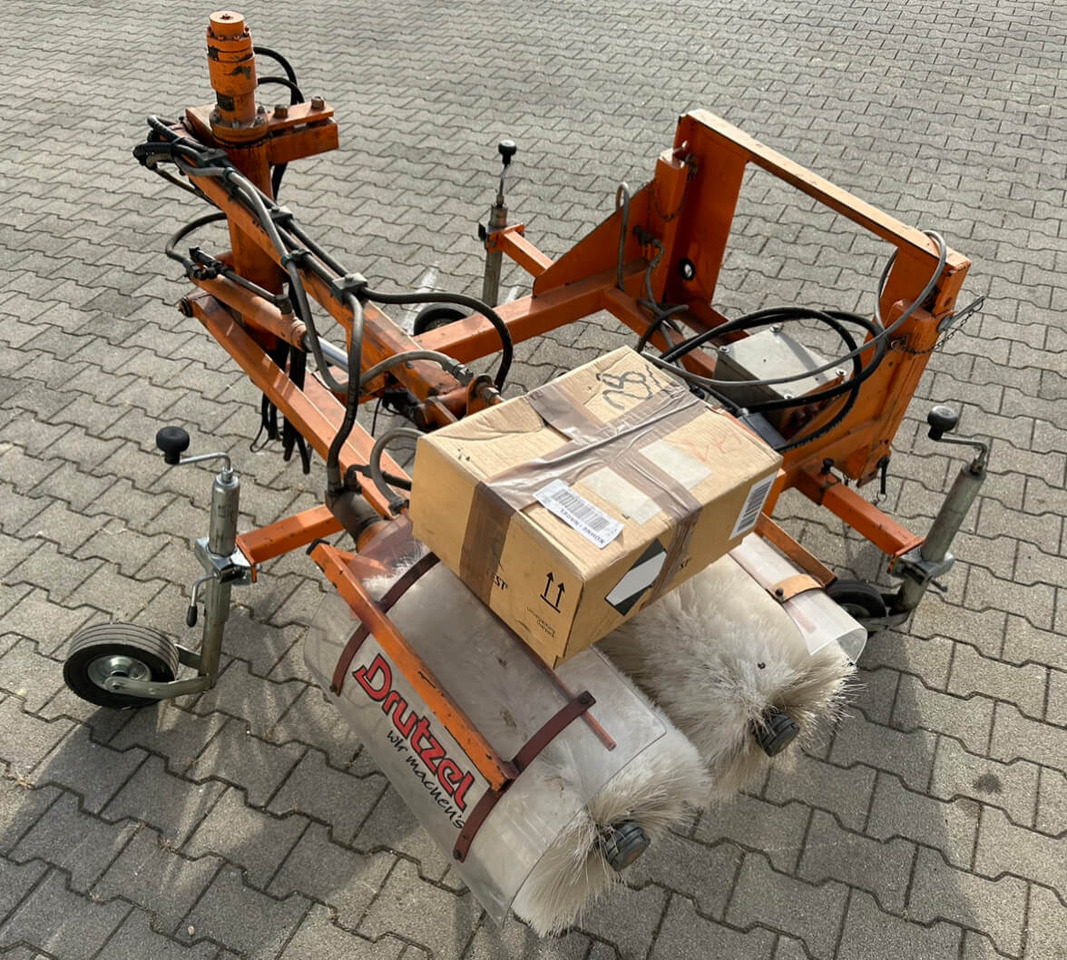 Unimog Leitpfostenwaschgerät Drutzel LWG-U-300 - Щетка: фото 3 Unimog Leitpfostenwaschgerät Drutzel LWG-U-300 - Щетка: фото 3