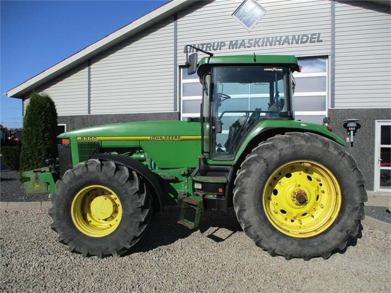 Трактор John Deere 8300 Pæn regulær traktor med rigtig gode dæk på.: фото 9