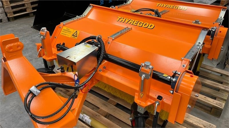 Thyregod TK 1600 PTO, med hydraulisk sving. - Щетка: фото 1 Thyregod TK 1600 PTO, med hydraulisk sving. - Щетка: фото 1