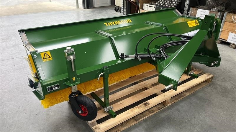 Thyregod TK 2800 med nylon børster og hydraulisk sving. bre - Щетка: фото 1 Thyregod TK 2800 med nylon børster og hydraulisk sving. bre - Щетка: фото 1