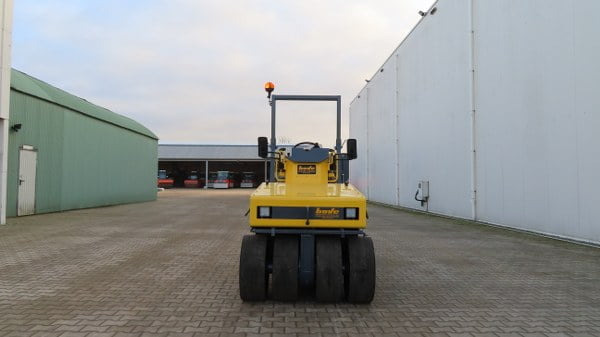 Пневмоколесный каток Sakai TS 160: фото 7 Пневмоколесный каток Sakai TS 160: фото 7