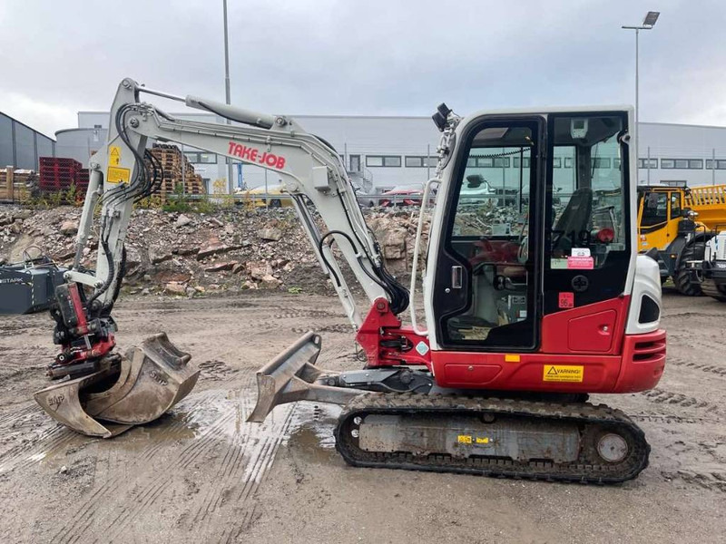 Takeuchi TB 240 - Мини-экскаватор: фото 1 Takeuchi TB 240 - Мини-экскаватор: фото 1